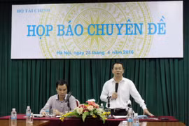 Kiểm đồng Nhân dân tệ tại một điểm giao dịch ngoại hối ở Thượng Hải, Trung Quốc. Ảnh: Reuters/ TTXVN