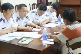 Cảnh sát biển Việt Nam đang lấy lời khai của một tên cướp biển