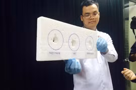 Bộ Y tế đã thực nghiệm ngay trước sự chứng kiến của phóng viên về tính chất ăn mòn xốp của dầu cá omega 3.