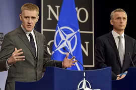 Ngoại trưởng Montenegro Igor Luksic (trái) và Tổng Thư ký NATO Jens Stoltenberg tại cuộc họp báo hôm 2-12 Ảnh: REUTERS