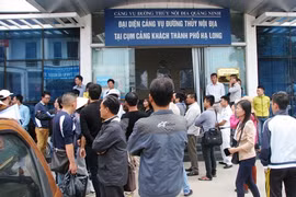 Trong sáng 1/11, hàng chục chủ tàu du lịch quây quanh văn phòng đại diện Cảng thủy nội địa tỉnh Quảng Ninh tại Bãi Cháy. Ảnh: Minh cương