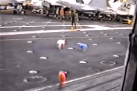 Heo chạy tán loạn trên tàu sân bay USS John F. Kennedy