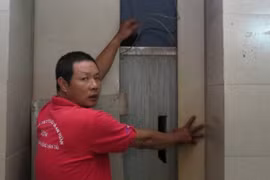 Hiện trường vụ rơi thang máy vẫn chưa được ban quản lý tòa nhà khắc phục khiến người dân bức xúc - Ảnh: Quang Thế