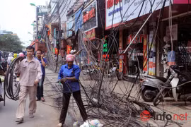 "Rác trời" bị khai tử rơi khắp vỉa hè, lòng đường.