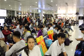 Các dãy ghế tại sân bay Tân Sơn Nhất những ngày giáp tết không còn chỗ trống - Ảnh: Anh Quân