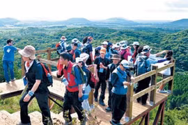 Khách du lịch trên đảo Cheju. (Nguồn: Yonhap).