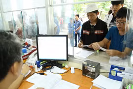 Thí sinh nộp hồ sơ xét tuyển vào một trường đại học ở TP.HCM năm 2015 - Ảnh: Đào Ngọc Thạch
