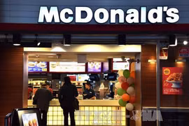 Khách hàng mua đồ ăn tại một cửa hàng McDonald's ở Tokyo. Ảnh: AFP/TTXVN