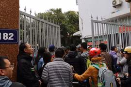 Người dân chầu chực chờ đăng ký tiêm vắc-xin dịch vụ cho con tại 182 Lương Thế Vinh, TP Hà Nội hôm 25-12 Ảnh: Nguyễn Hưởng