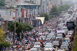 Cảnh tắc đường thường thấy tại Hà Nội. Ảnh:Bá Đô.