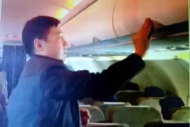 Trước đó, một hành khách khác là Zhang Giang (Trung Quốc) ăn cắp đồ tại giá hành lý trên chuyến bay VN 600 Bangkok (Thái Lan) - TP.HCM chiều 19/1 cũng đã bị tiếp viên Vietnam Airlines bắt quả tang và quay clip làm bằng chứng