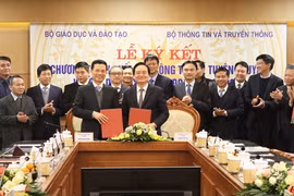 Bộ trưởng Bộ TT&TT Nguyễn Mạnh Hùng và Bộ trưởng Bộ GD-ĐT Phùng Xuân Nhạ ký kết nội dung hợp tác giữa hai Bộ