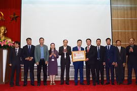 Thứ trưởng Bộ TT&TT Hoàng Vĩnh Bảo trao tặng Huân chương cho Lãnh đạo Cục qua các thời kỳ 