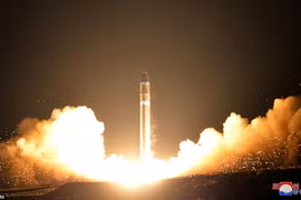Tên lửa liên lục địa Hwasong-15 được phòng từ Pyongsong, phía nam Bình Nhưỡng, Triều Tiên (ảnh: Reuters)