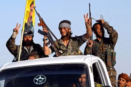 Những chiến binh của lực lượng Dân chủ Syria đã làm dấu hiệu chiến thắng khi đoàn xe của họ đi qua Ain Issa (ảnh: National Interest)