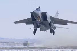 Máy bay tiêm kích đánh chặn tầm xa MiG-31 và tên lửa Kinzhal. Ảnh: Strategic Culture