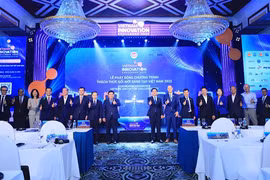 Bộ trưởng Bộ Kế hoạch và Đầu tư Nguyễn Chí Dũng, Bộ trưởng Bộ Công thương Nguyễn Hồng Diên và đại diện một số cơ quan, tổ chức quốc tế, doanh nghiệp hàng đầu về công nghệ trong và ngoài nước thực hiện nghi thức phát động chương trình.