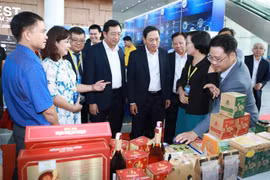 Thứ trưởng Trần Văn Tùng tham quan các gian hàng tại Ngày hội khởi nghiệp đổi mới sáng tạo quốc gia Techfest 2022.
