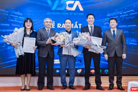 Lãnh đạo Hội Truyền thông số Việt Nam chúc mừng Ban điều hành Liên minh Sáng tạo nội dung số: Ông Tạ Mạnh Hoàng, Chủ tịch (đứng giữa), ông Hoàng Đình Chung (Phó Chủ tịch thường trực- thứ 2 từ phải sang), bà Quyên Phạm (Phó Chủ tịch - Tổng thư ký, ngoài cùng bên trái)