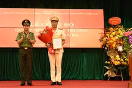 Trung tướng Nguyễn Minh Chính - Cục trưởng Cục An ninh mạng và Phòng chống tội phạm sử dụng công nghệ cao trao quyết định, bổ nhiệm Trung tá Triệu Mạnh Tùng.