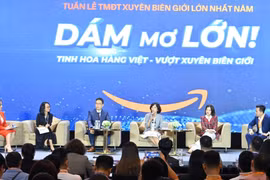 Ông Gijae Seong - Giám đốc Điều hành Amazon Global Selling Việt Nam và bà Lại Việt Anh - Phó Cục trưởng Cục Thương mại điện tử và Kinh tế số, cùng các diễn giả trao đổi tại sự kiện tuần lễ Amazon 2022.
