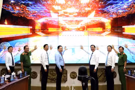 Lãnh đạo UBND TP. HCM và đại diện các cơ quan, đơn vị liên quan thực hiện nghi thức ra mắt hệ thống.