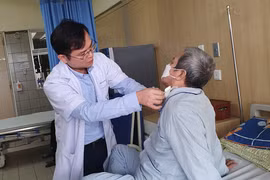 TS.BS Ngô Gia Khánh - Trưởng Khoa Phẫu thuật Lồng ngực và Mạch máu, Bệnh viện Bạch Mai thăm khám cho bệnh nhân sau phẫu thuật
