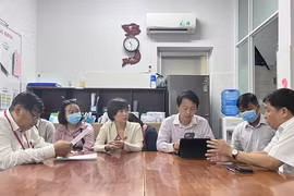 Tổ công tác Sở Y tế làm việc tại Bệnh viện Lê Văn Thịnh về trường hợp tử vong và các trường hợp còn lại đang điều trị tại bệnh viện do ngộ độc thực phẩm sau khi dự tiệc trung thu xảy ra tại chung cư Palm Heights