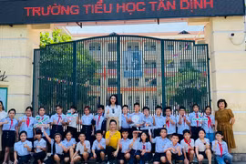 Ban tổ chức phát động chương trình tìm kiếm gương mặt “Đại sứ Xanh” tại trường Tiểu học Tân Định.