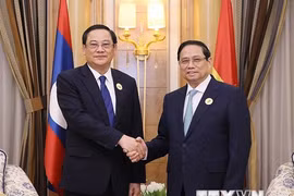 Thủ tướng Phạm Minh Chính gặp Thủ tướng Lào Sonexay Siphandone. (Ảnh: Dương Giang/TTXVN)