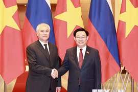 Chủ tịch Quốc hội Vương Đình Huệ đón Chủ tịch Duma Quốc gia Quốc hội Liên bang Nga Vyacheslav Viktorovich Volodin. (Ảnh: Doãn Tấn/TTXVN)