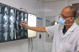 PGS.TS. Nguyễn Hồng Hà - Trưởng khoa Phẫu thuật Hàm mặt, Tạo hình và Thẩm mỹ, Bệnh viện Hữu nghị Việt Đức chẩn đoán hình ảnh bệnh lý của bệnh nhân