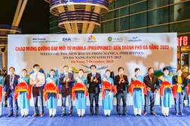 Ông Trần Chí Cường – Phó Chủ tịch UBND TP Đà Nẵng (đứng giữa), cùng lãnh đạo Sở Du lịch, AHT, đại diện hãng bay tại chương trình chào đón đường bay trực tiếp đầu tiên từ Manila (Philippines) đến Đà Nẵng