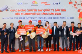 Đại diện Sở Du lịch TP Đà Nẵng, Cảng vụ hàng không miền Trung, Cảng hàng không quốc tế Đà Nẵng tặng quà cho hành khách may mắn tại buổi đón 2 chuyến bay quốc tế và nội địa đầu tiên của năm 2023 đến Đà Nẵng