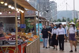 Du khách trải nghiệm lễ hội Ẩm thực Đà Nẵng.