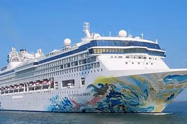 Tàu du lịch biển quốc tế Resorts World One (quốc tịch Bahamas) tại cảng Tiên Sa (Đà Nẵng)