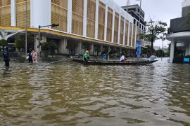 Mưa lớn kéo dài liên tục cùng lượng nước trên các sông dâng cao đã khiến Huế chìm trong “biển nước”, người dân đi lại bằng ghe thuyền.