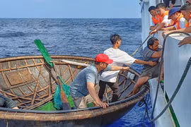 Ngư dân bị nạn được đưa lên tàu Hải quân 467 để về đất liền