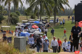 Du khách xem trận đấu trong khuôn khổ lễ hội Du lịch golf Đà Nẵng 2023 diễn ra trong dịp lễ Quốc khánh 2/9