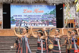 Điệu múa Tung tung da dá đặc trưng của người Cơ Tu được trình diễn tại chương trình “Liên hoan Văn hóa – Thể thao và phục dựng lễ hội truyền thống của người Cơ Tu năm 2023”.