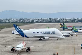 Siêu máy bay Airbus A300-600ST tại sân đỗ sân bay quốc tế Đà Nẵng
