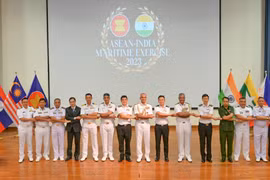Đại diện hải quân các quốc gia thành viên của ASEAN và Ấn Độ chụp ảnh lưu niệm nhân sự kiện diễn tập Hàng hải ASEAN-Ấn Độ (AIME) 2023 (ảnh ĐSQ)