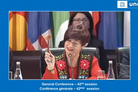Bà Audrey Azoulay - Chủ tịch Đại hội đồng UNESCO 42 đã gõ búa, thông qua danh sách gồm 53 danh nhân văn hóa và sự kiện lịch sử sẽ được UNESCO vinh danh và cùng tham gia kỷ niệm.