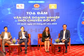 Các diễn giả chia sẻ tại buổi tọa đàm với chủ đề “Văn hóa doanh nghiệp thời chuyển đổi số”