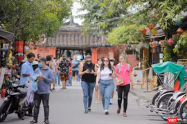 Du khách đến tham quan, du lịch tại Hội An