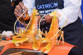 Đầu bếp Master Chef Dimuthu đã chế tác ra những chú tôm càng xanh tuyệt đẹp từ đường