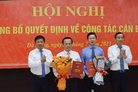Ông Lương Nguyễn Minh Triết - Chủ tịch HĐND TP Đà Nẵng và ông Lê Trung Chinh - Chủ tịch UBND TP trao các quyết định và tặng hoa các cá nhân được bổ nhiệm. (ảnh Thuỷ Thanh)