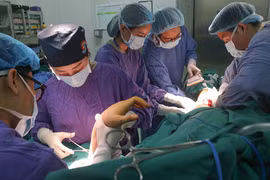 Các bác sĩ của Bệnh viện hữu nghị Việt Đức đang phẫu thuật cấp cứu và tạo hình thành công cánh tay gần đứt rời cho bệnh nhân bị tai nạn giao thông do áo chống nắng.