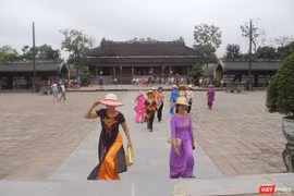 Du khách nữ mặc áo dài sẽ được miễn vé tham quan các điểm di tích Huế trong ngày 8/3