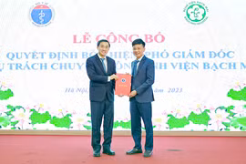 Thứ trưởng Bộ Y tế Trần Văn Thuấn trao quyết định bổ nhiệm tân Phó Giám đốc phụ trách chuyên môn Bệnh viện Bạch Mai cho TS. BS Nguyễn Tuấn Tùng.